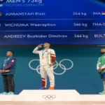 Lifter Rizki Juniansyah menyanyikan lagu kebangsaan Indonesia Raya usai pecahkan rekor Olimpiade Paris. /Tangkap layar instagram/@vidiosport/