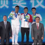 RIZKI Juniansyah (kiri) berfoto bersama usai pengalungan medali di Kejuaraan Angkat Besi Asia di Jiangshan, China, Senin (12/5/2025).*//TANGKAP LAYAR VIDIO.COM