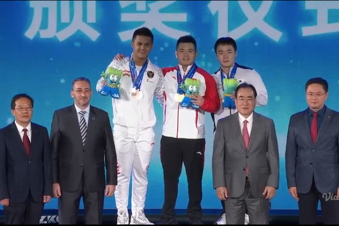 RIZKI Juniansyah (kiri) berfoto bersama usai pengalungan medali di Kejuaraan Angkat Besi Asia di Jiangshan, China, Senin (12/5/2025).*//TANGKAP LAYAR VIDIO.COM